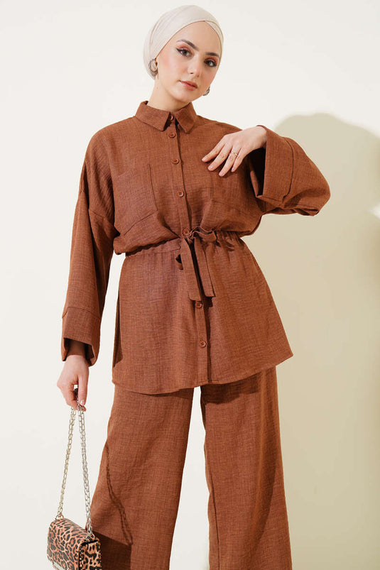 بدلة من قطعتين مع خصر مطاطي وجيب على الصدر، لون بني