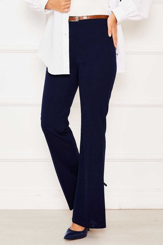 بنطلون جينز بخصر مطاطي وقصة جرس باللون الأزرق الداكن