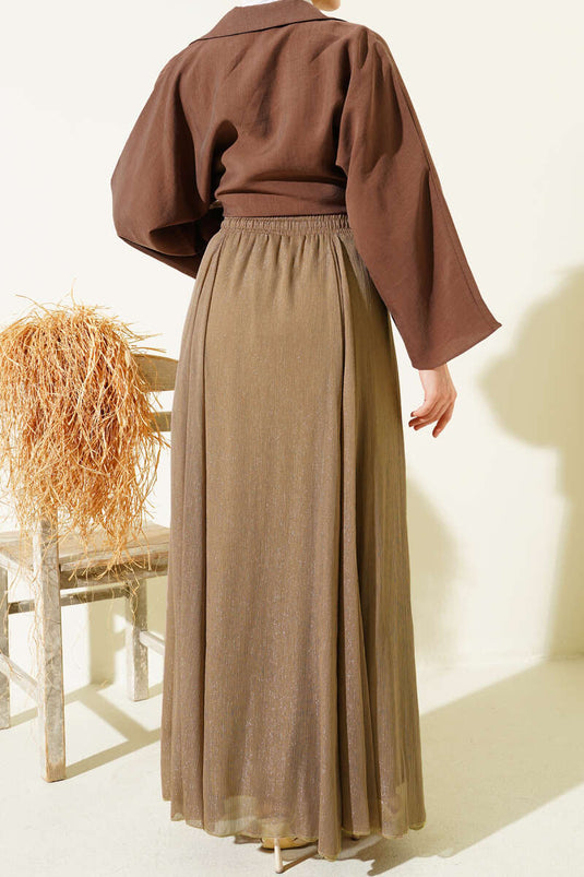 تنورة واسعة مطاطية لامعة بلون اللاتيه