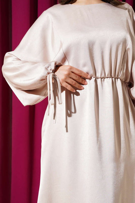 Beli Lastikli Yarasa Kol Saten Elbise Bej