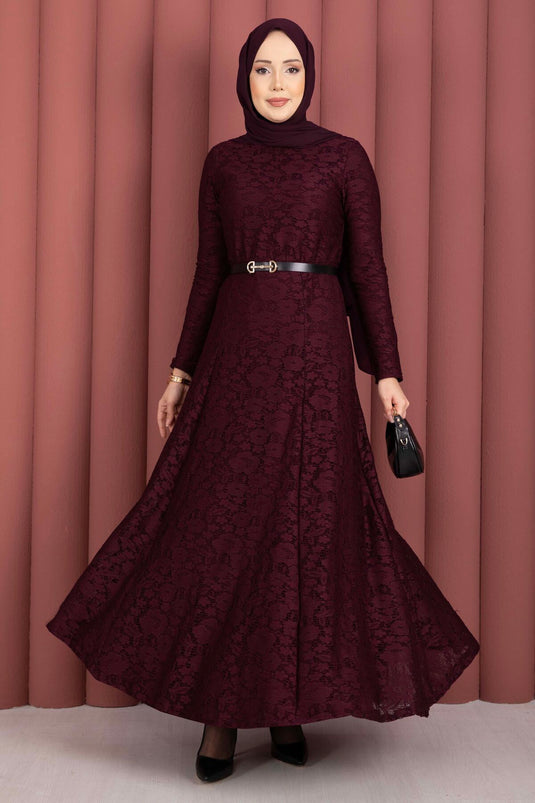 Robe voilée ceinturée Bella avec détails en dentelle bordeaux