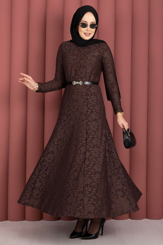 فستان محتشم بحزام وتفاصيل دانتيل بيلا بني