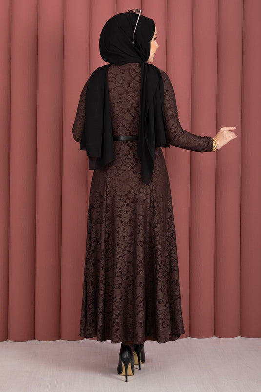 فستان محتشم بحزام وتفاصيل دانتيل بيلا بني