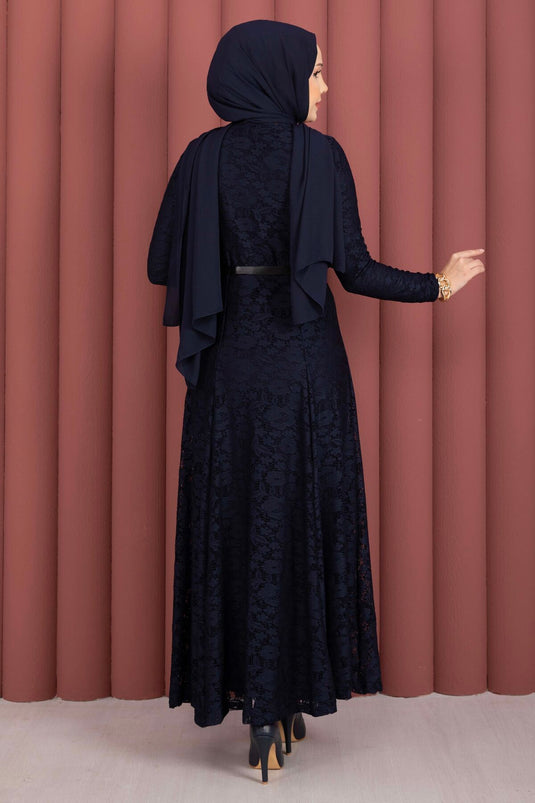 Robe voilée à ceinture avec détails en dentelle Bella bleu marine