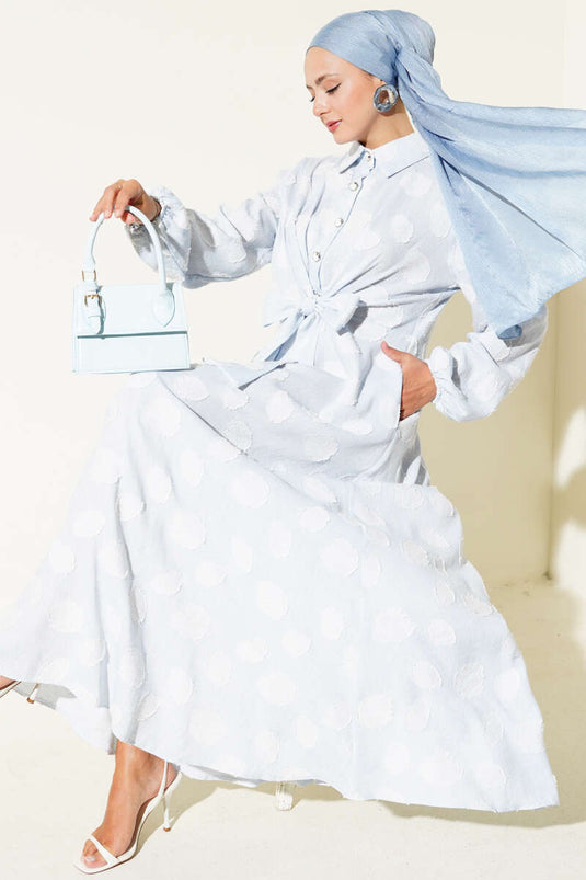 فستان منقط بنصف أزرار باللون الأزرق الفاتح