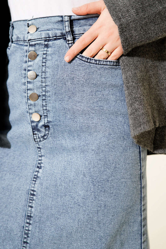 تنورة جينز بخمسة أزرار باللون الأزرق