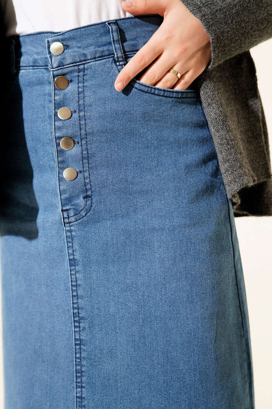 تنورة جينز زرقاء بخمسة أزرار