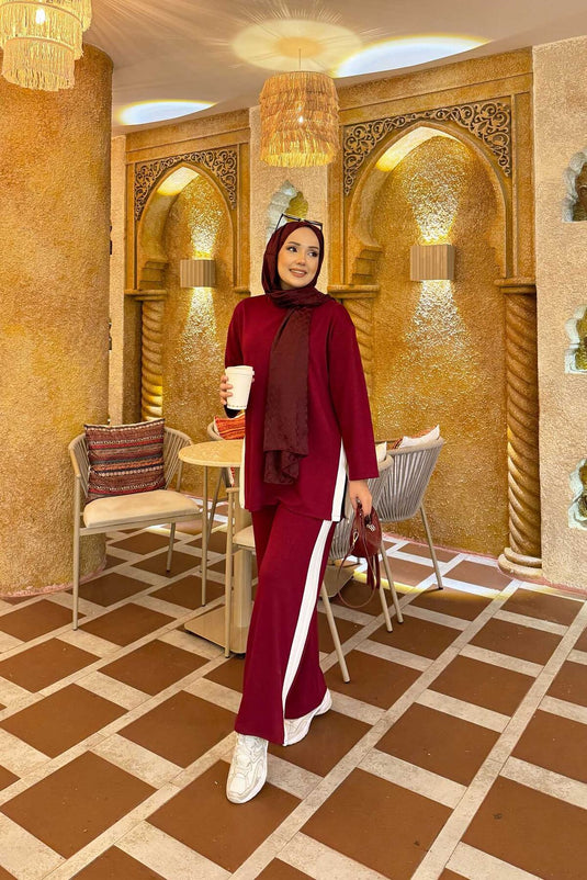 بدلة مكونة من قطعتين مخططة باللون الأبيض، بفتحة، لون عنابي