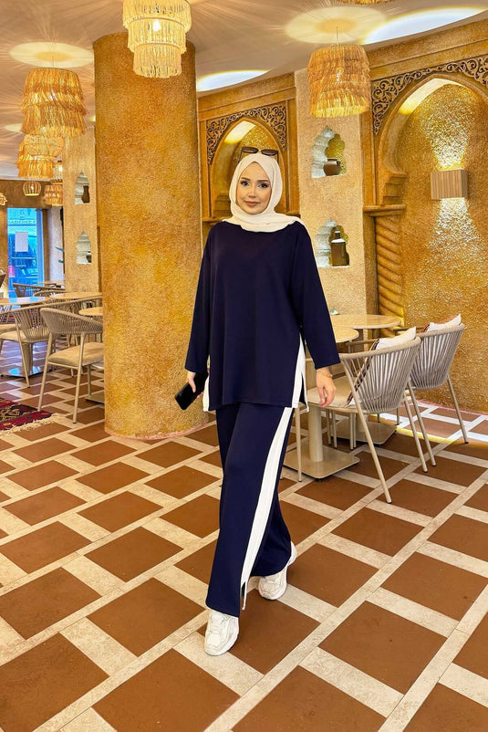 بدلة مخططة باللون الأبيض مع شق مفصل باللون الأزرق الداكن من قطعتين