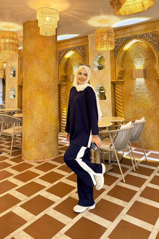 بدلة مخططة باللون الأبيض مع شق مفصل باللون الأزرق الداكن من قطعتين