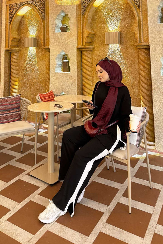 بدلة مخططة باللون الأبيض ومفصلة بفتحة من قطعتين باللون الأسود