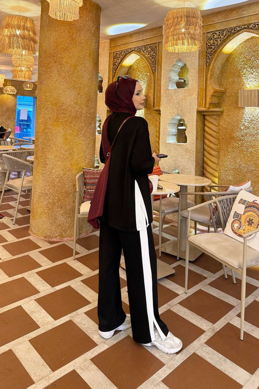 بدلة مخططة باللون الأبيض ومفصلة بفتحة من قطعتين باللون الأسود