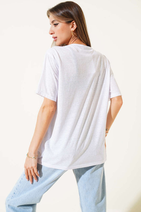 تي شيرت أبيض مطبوع عليه بيسبول