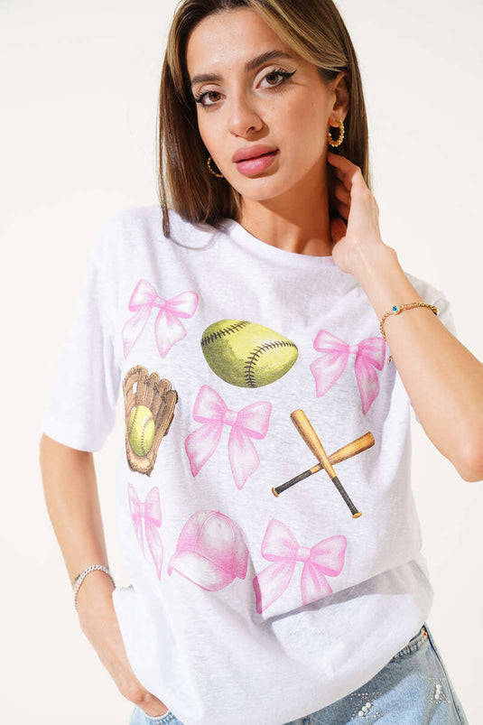 تي شيرت أبيض مطبوع عليه بيسبول