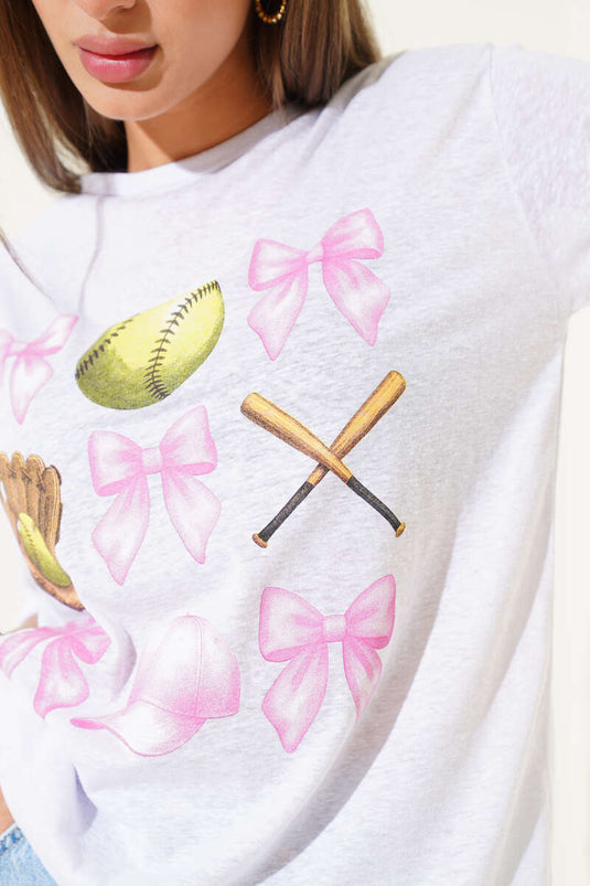 تي شيرت أبيض مطبوع عليه بيسبول