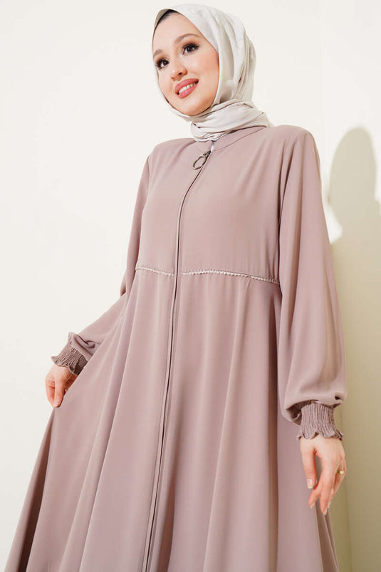 Abaya grande taille rembourrée avec poignets et épaules Gipel Beige