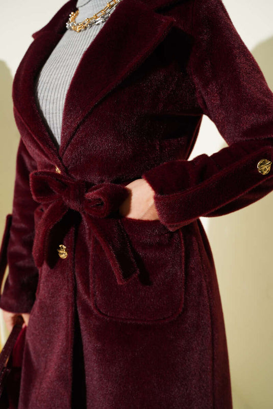 معطف من ريش الكولت بحزام مع كتاف للمعصم وأحمر قرمزي