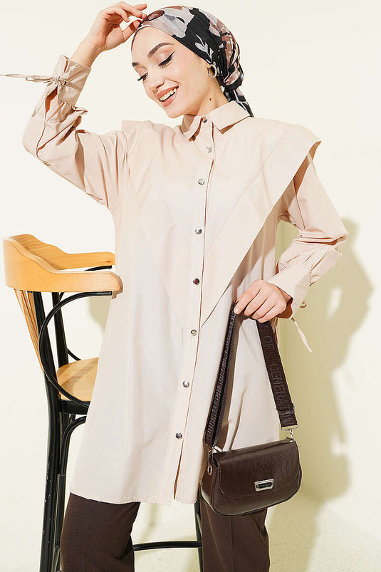 Beige blouse met V-hals en polsstrikjes