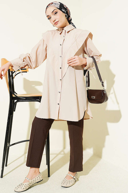 Beige blouse met V-hals en polsstrikjes