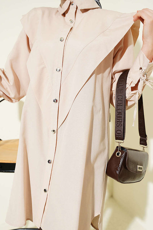 Beige blouse met V-hals en polsstrikjes