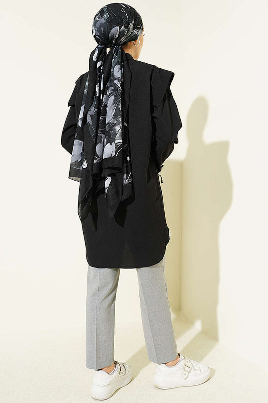 Camicia nera con lacci al polso e scollo a V