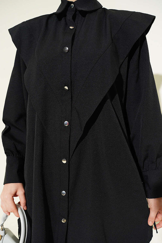 Camicia nera con lacci al polso e scollo a V