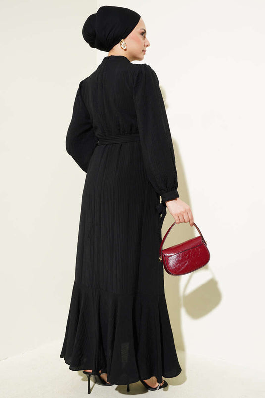 فستان سيرساكر أسود بطول الكاحل مع حزام