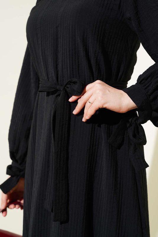 فستان سيرساكر أسود بطول الكاحل مع حزام