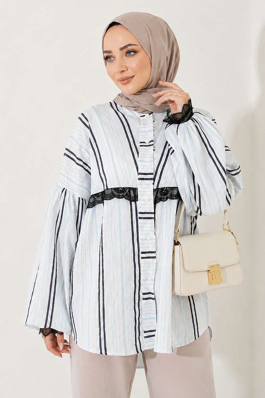 Chemise À Rayures Bleue Avec Détail De Manche En Dentelle Au Poignet