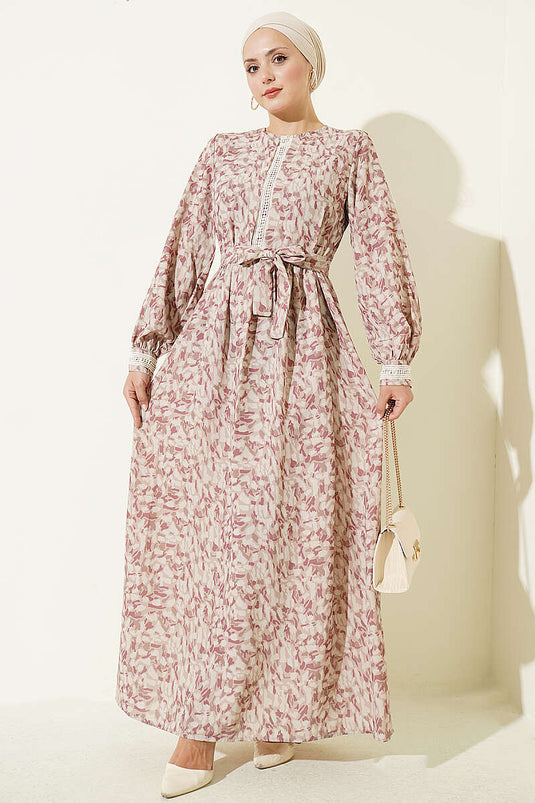 Robe Beige Avec Détail De Dentelle Au Poignet
