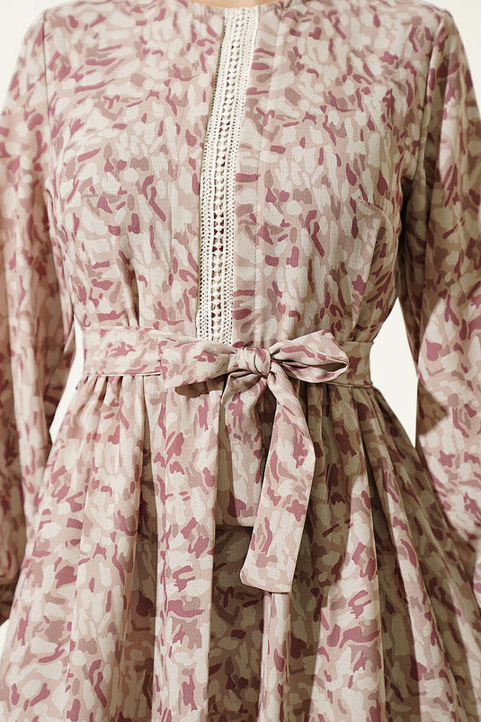 Robe Beige Avec Détail De Dentelle Au Poignet