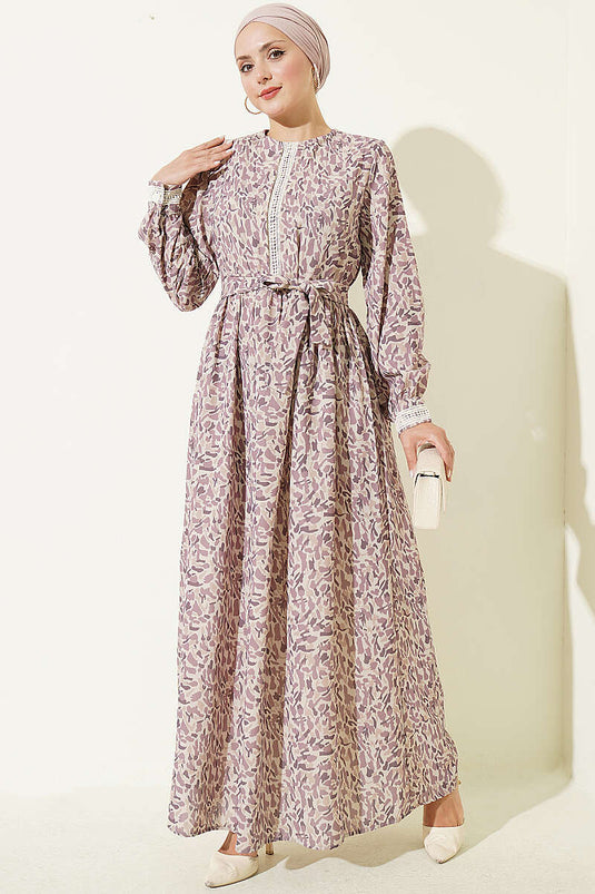 Robe Lilas Avec Détail De Dentelle Au Poignet