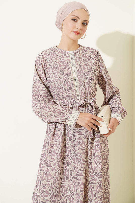 Robe Lilas Avec Détail De Dentelle Au Poignet
