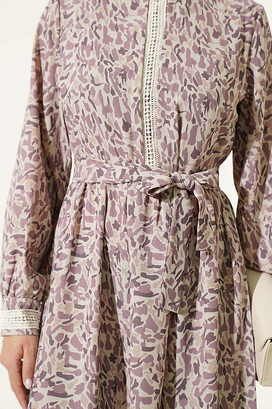 Robe Lilas Avec Détail De Dentelle Au Poignet