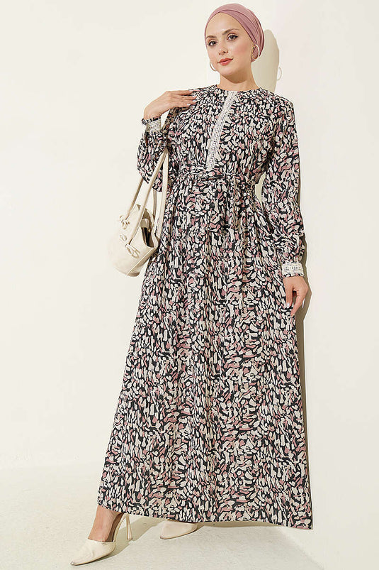 Robe Noire Avec Détails En Dentelle Au Poignet