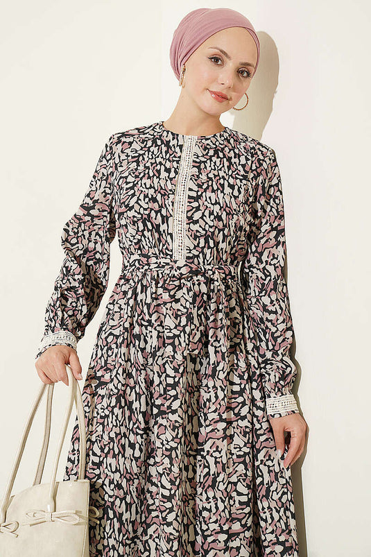 Robe Noire Avec Détails En Dentelle Au Poignet
