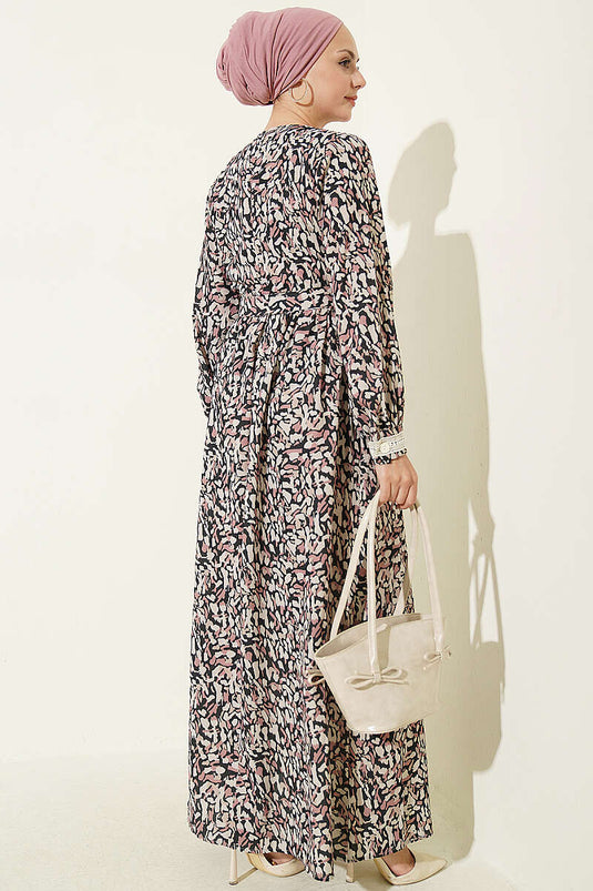 Robe Noire Avec Détails En Dentelle Au Poignet