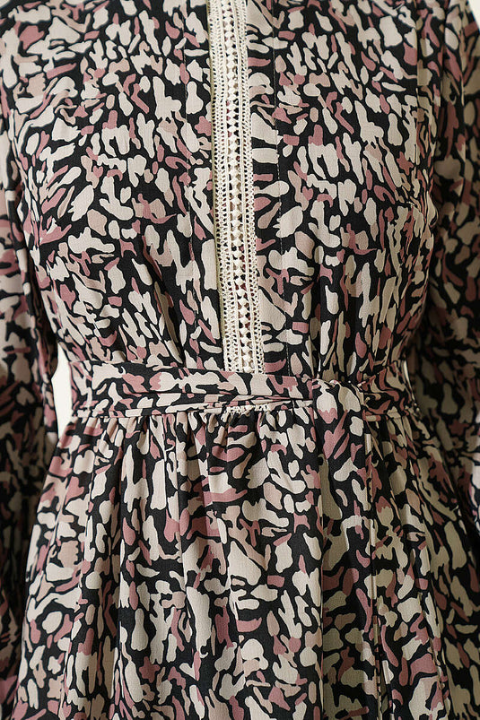 Robe Noire Avec Détails En Dentelle Au Poignet