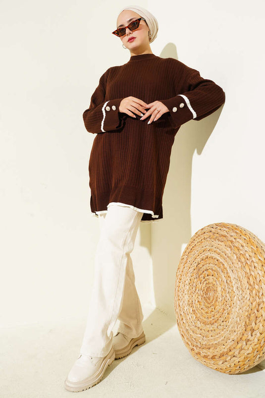 سترة محبوكة مضلعة بأزرار على الأكمام، بني