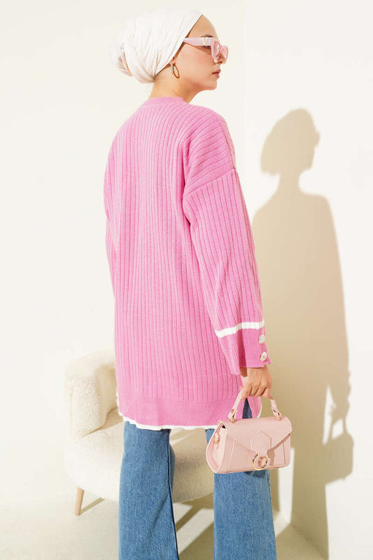 تونيك وردي محبوك مضلع بأزرار على الأكمام