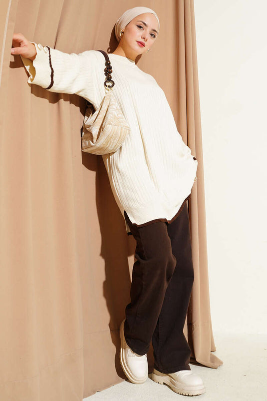 سترة محبوكة مضلعة بأزرار على الأكمام بلون حجري