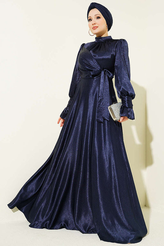 Robe de soirée bleu marine à volants aux poignets et nouée sur le côté