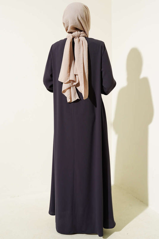 Abaya grande taille couleur fumée, poignets et épaules rembourrés.