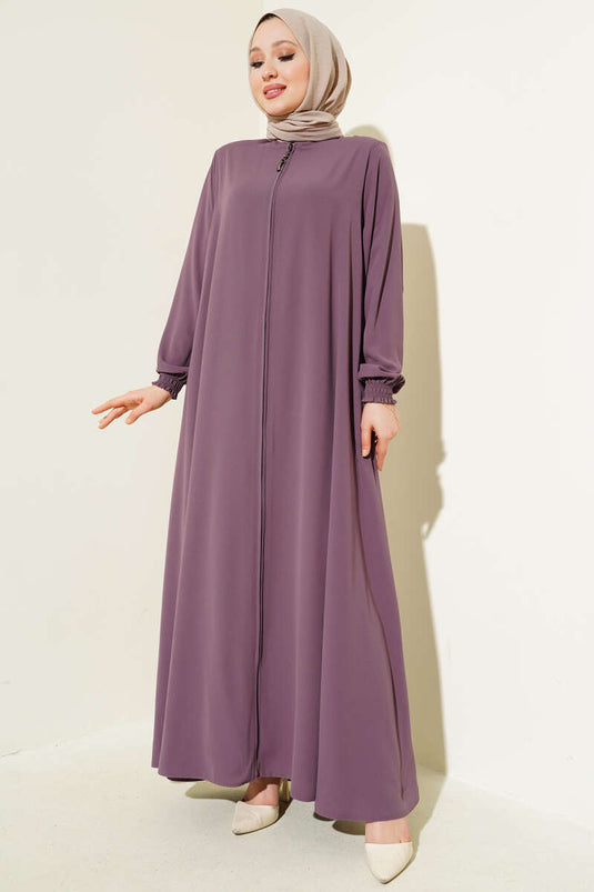 Abaya grande taille rose poudré avec poignets rembourrés et épaules nouées.