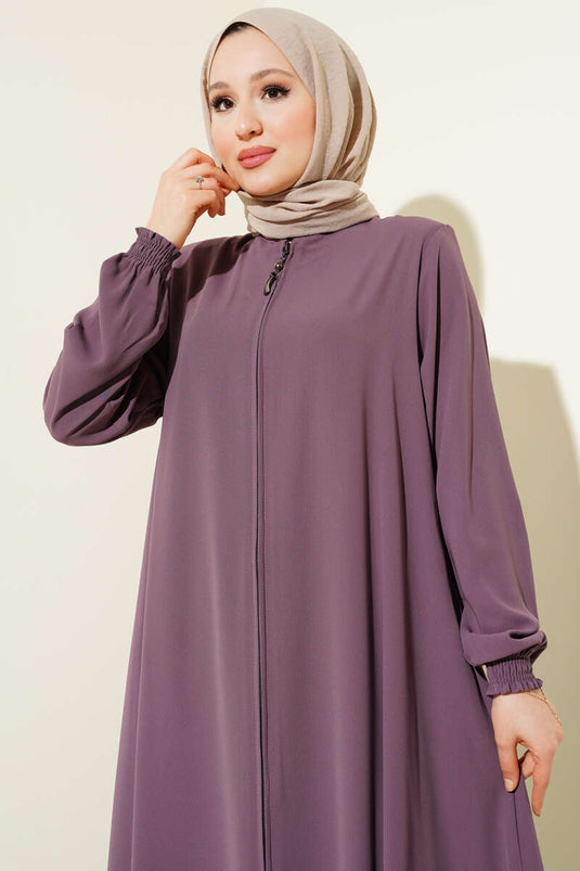 Abaya grande taille rose poudré avec poignets rembourrés et épaules nouées.