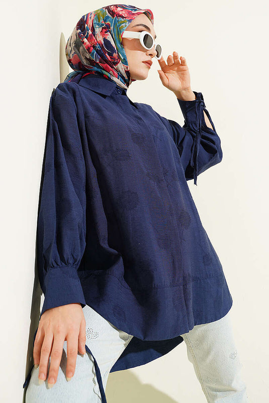 Chemise oversize bleu marine avec détails plissés et cordon au poignet