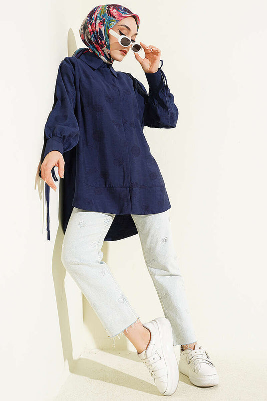 Chemise oversize bleu marine avec détails plissés et cordon au poignet