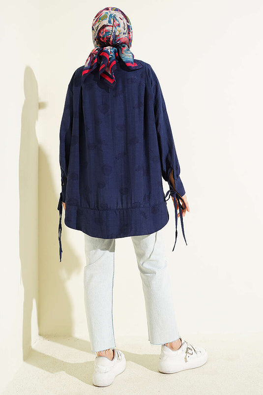 Chemise oversize bleu marine avec détails plissés et cordon au poignet