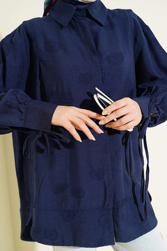 Chemise oversize bleu marine avec détails plissés et cordon au poignet
