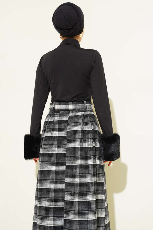 بودي أسود بأزرار كبس مع ياقة من الفرو على المعصم